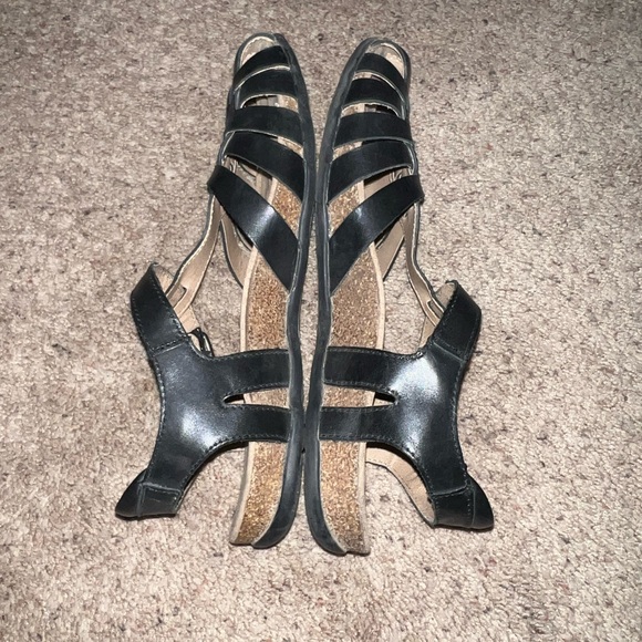 Earth Origins blacks sandals - Picture 2 of 3